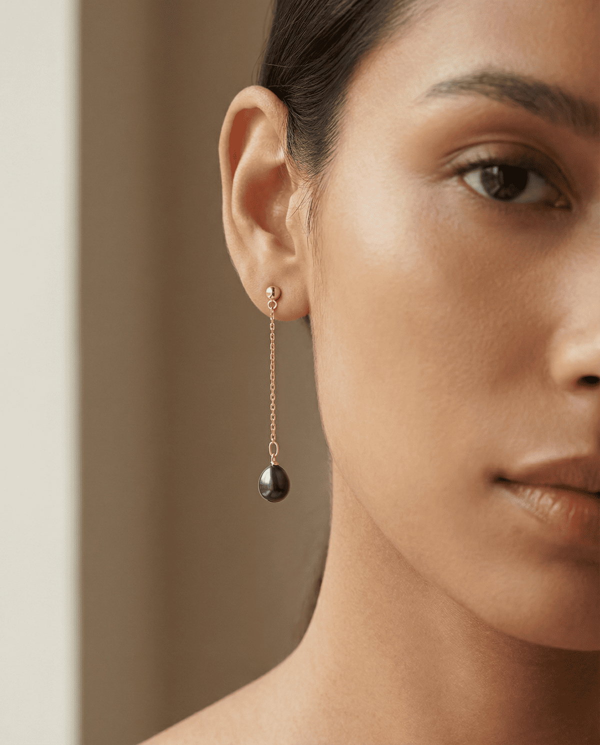 WKM_CD19-9BOC-0124L3-P7J-BL Boucle d'oreille en perle pendante noir avec chaine de 3cm en or jaune 9ct